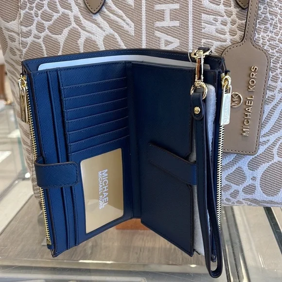 MICHAEL KORS LARGE DOUBLE ZIP WRISTLET WALLET PHONE CASE 
Navy 
NWT - Picture 10 of 16